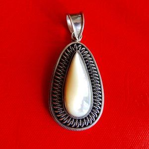 925 STERLING SUARTI BALI MOTHER OF PEARL PENDANT